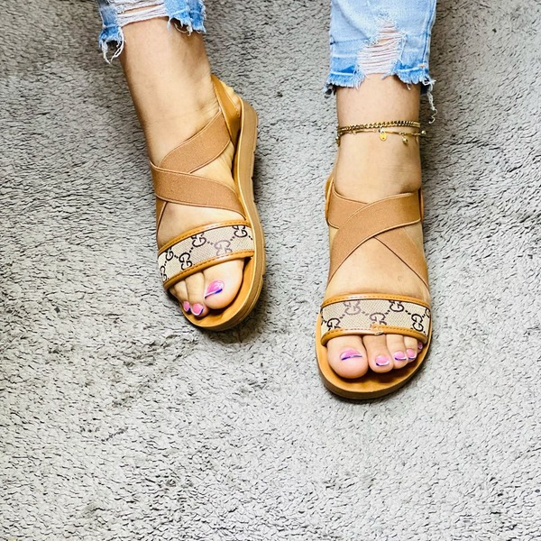Pieds nue croisé